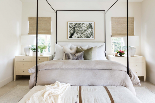 Tempat Tidur dengan Canopy Tipis